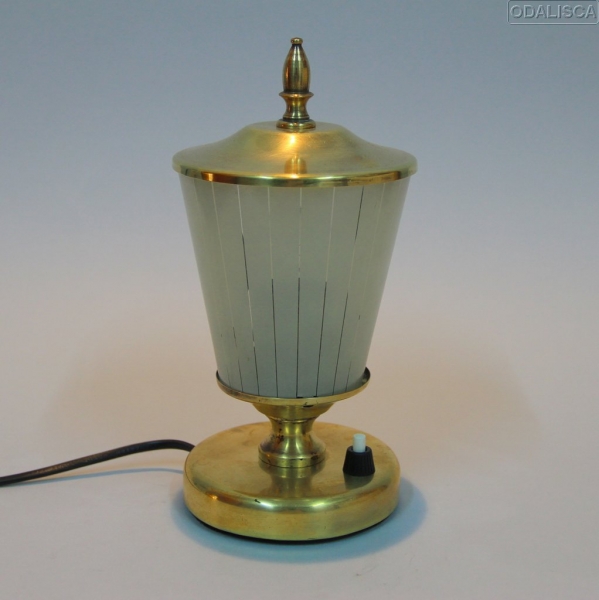 Lámpara realizada en latón o bronce y cristal.
